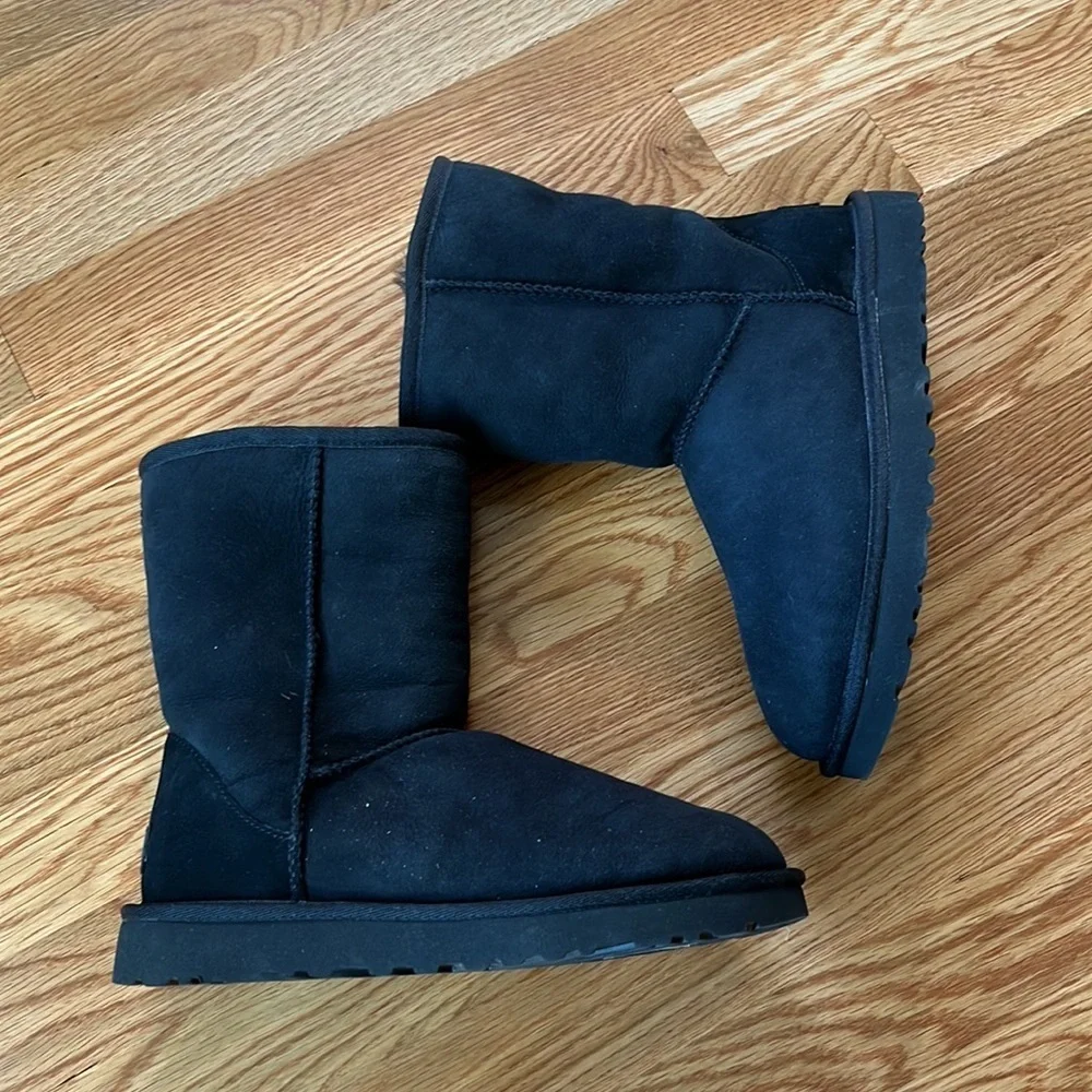 NWT Ugg Classic Short ll in Black Size 7